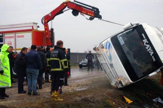 Adana'da Servis Minibüsü Takla Attı: 1 Ölü, 20 Yaralı