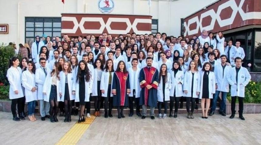 Diş Hekimi Adayları Beyaz &Ouml;nl&uuml;k Giydi