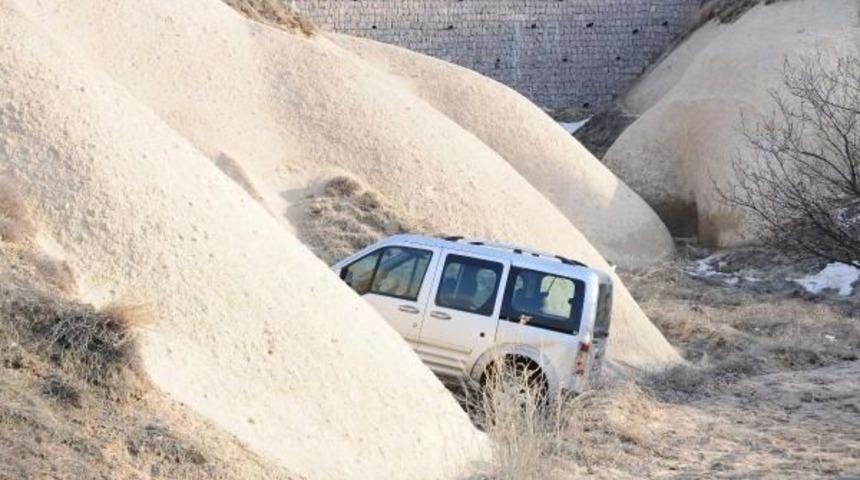 G&ouml;reme&rsquo;De Hafif Ticar Ara&ccedil; U&ccedil;uruma D&uuml;şt&uuml;: 2 Yaralı
