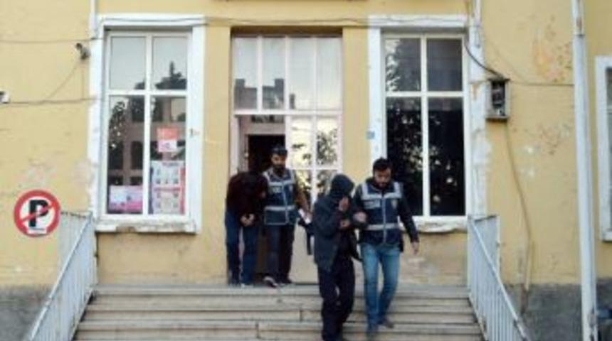 Adıyaman&rsquo;da Su&ccedil;&uuml;st&uuml; Yakalanan 3 Zanlıdan 2&rsquo;si Tutuklandı