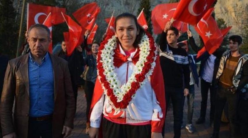 Avrupa Şampiyonu Boks&ccedil;uya Memleketinde Coşkulu Karşılama