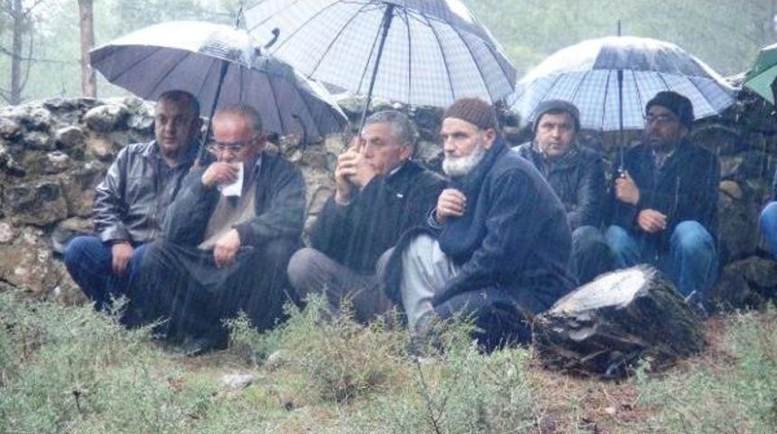 Selde Kayboldu, Sağanak Yağışta Defnedildi