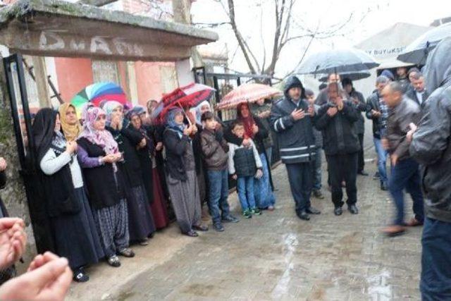 Selde Kayboldu, Sağanak Yağışta Defnedildi