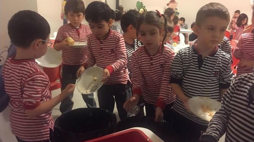 Minikler Artan Yemeklerini Sokak Hayvanları İ&ccedil;in Ayırdı