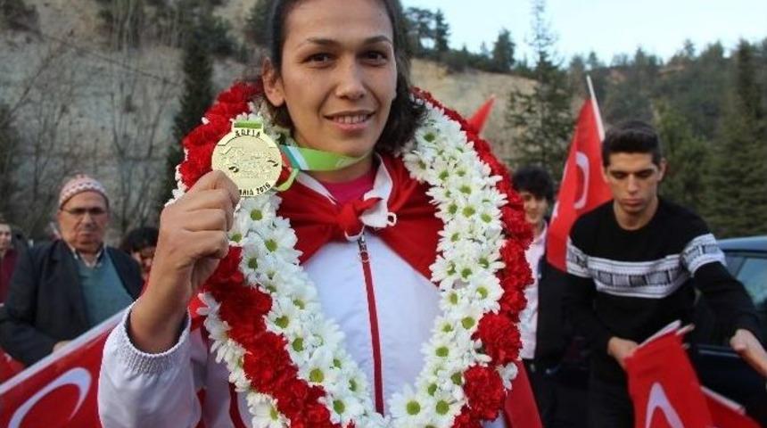 Avrupa Boks Şampiyonu Elif&rsquo;e Memleketinde Coşkulu Karşılama