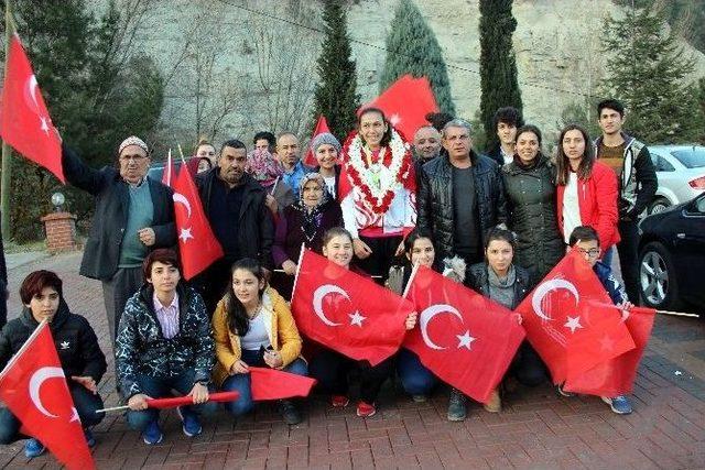 Avrupa Boks Şampiyonu Elif’e Memleketinde Coşkulu Karşılama