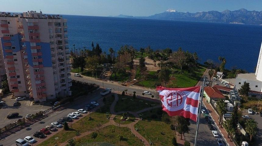 Antalya&rsquo;nın Kalbine Antalyaspor Bayrağı