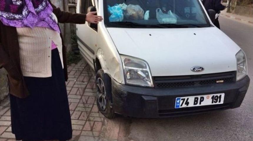 Kaldırımdaki Y&uuml;r&uuml;rken Araba &Ccedil;arptı