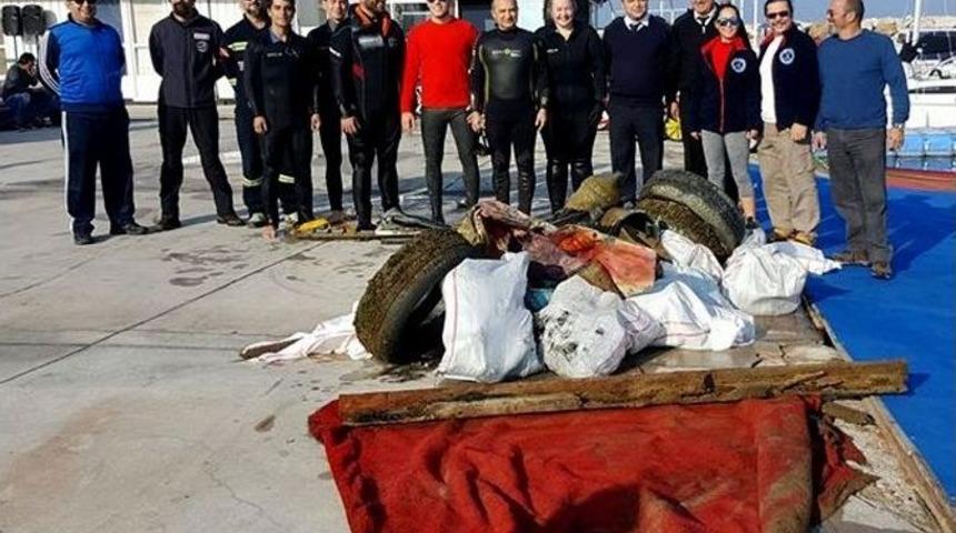 &Ccedil;eşme&rsquo;de Deniz Dibi Temizliği Yapıldı