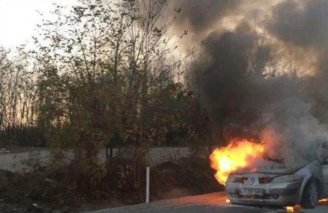 Seyir Halindeki Otomobil Alev Topuna Döndü