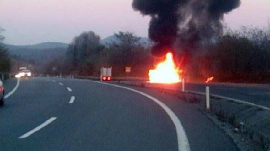 Seyir Halindeyken Alev Alan Otomobil Yandı