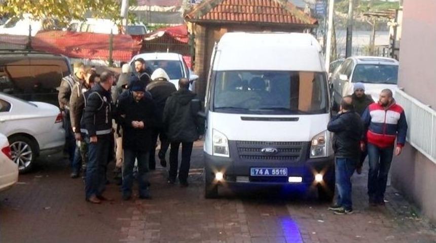 Fet&ouml;&rsquo;den G&ouml;zaltına Alınan Akademisyenler Serbest Bırakıldı