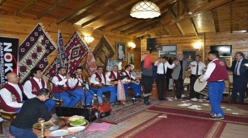 Van Sıra Gecesi Ekibi, &Ouml;ğretmenler G&uuml;n&uuml;nde Coşturdu