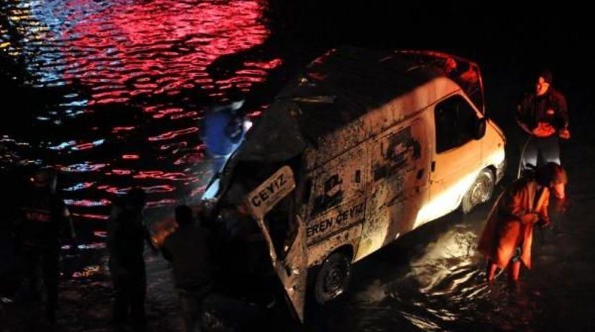 Baba-Kız Dereye U&ccedil;an Minib&uuml;sten Son Anda Atladı