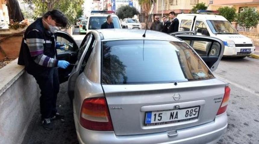 Otomobilin Camını Patlatıp 24 Bin Lira &Ccedil;aldılar