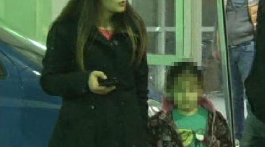 Kızını Hastaneye Getiren Anne Otomobiliyle Acil Servisin Kapısına &Ccedil;arptı