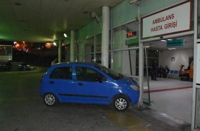 Kızını Hastaneye Getiren Anne Otomobiliyle Acil Servisin Kapısına Çarptı