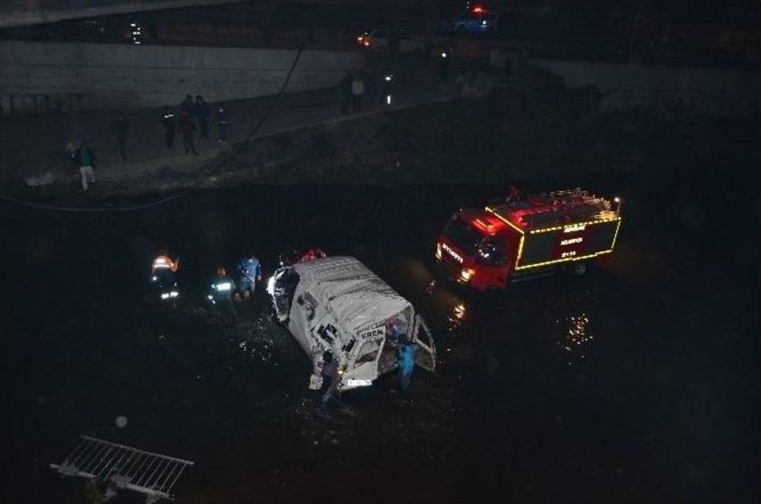 Baba Ve Kızı Dereye U&ccedil;an Minib&uuml;sten Son Anda Atladı