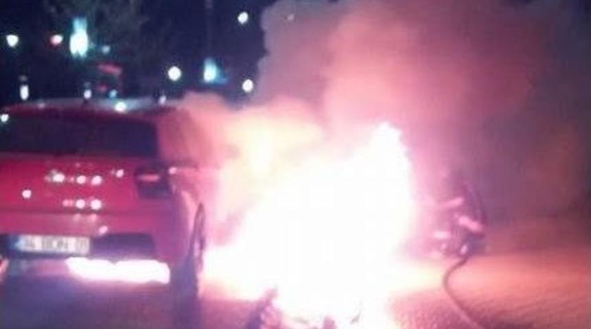 Elazığ&rsquo;da Seyir Halindeki Otomobil Yandı