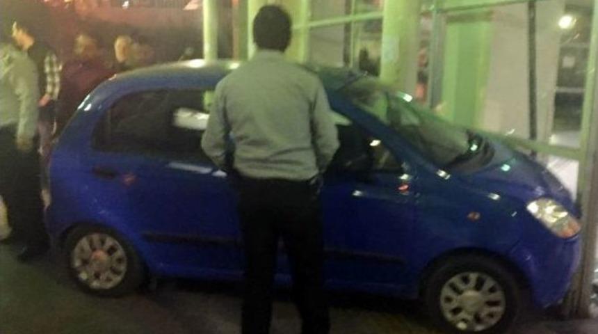 Otomobiliyle Acil Servise Girdi