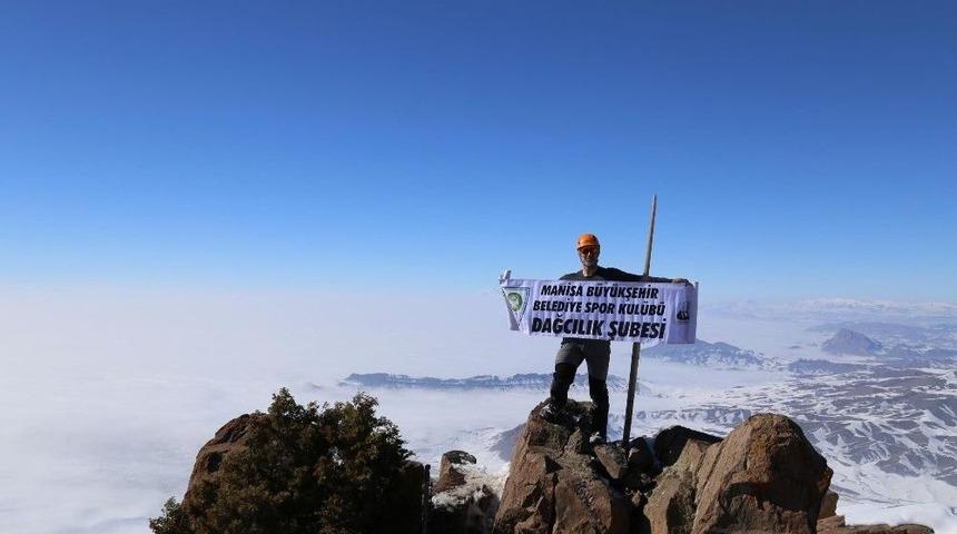 Manisalı Dağcılar Nah&ccedil;ıvan&rsquo;ın Zirvesinde Hocalı Şehitlerini Andı