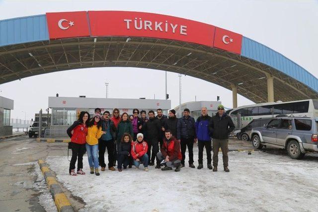 Manisalı Dağcılar Nahçıvan’ın Zirvesinde Hocalı Şehitlerini Andı