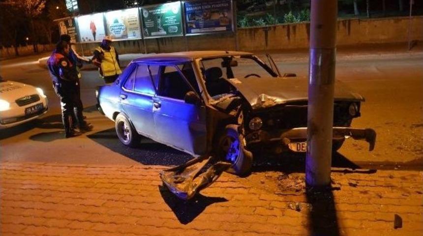 Aydınlatma Direğine &Ccedil;arpan Otomobil Kullanılamaz Hale Geldi