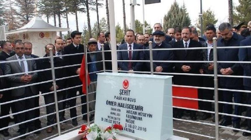 Bakan &Ouml;zhaseki, &Ouml;mer Halisdemir&rsquo;In Kabrini Ziyaret Etti