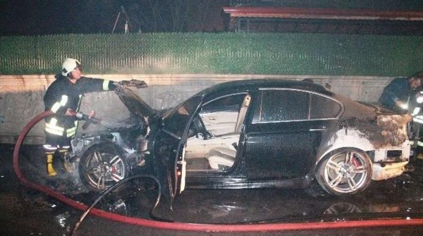 Park Halindeki L&uuml;ks Otomobil Yandı