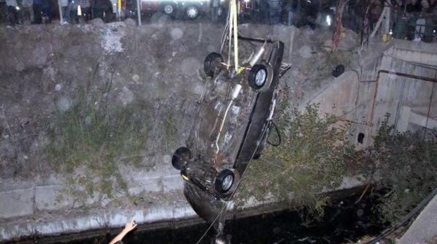 Otomobil Su Kanalına U&ccedil;tu: 2 &Ouml;l&uuml;, 1 Yaralı
