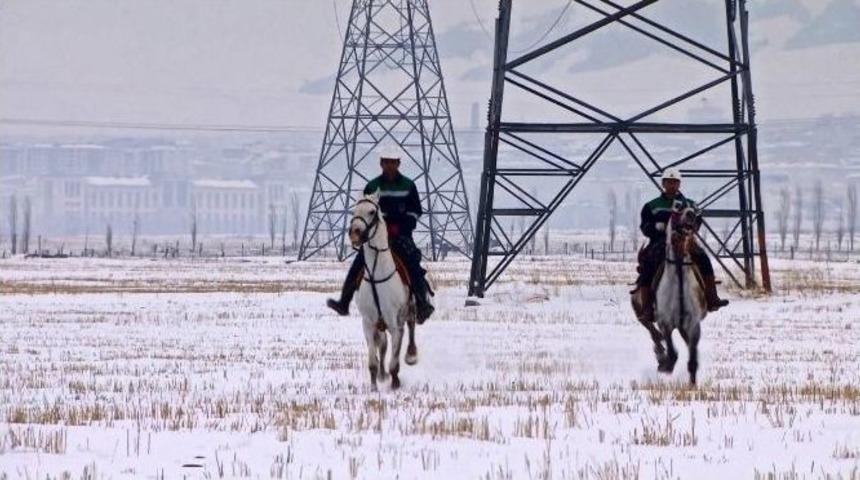 Kırsalda Ka&ccedil;ak Elektriğe Karşı Atlı Ekip