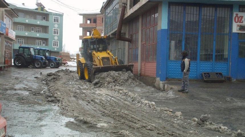 &Ouml;zalp İl&ccedil;esinde Kar Temizleme &Ccedil;alışması