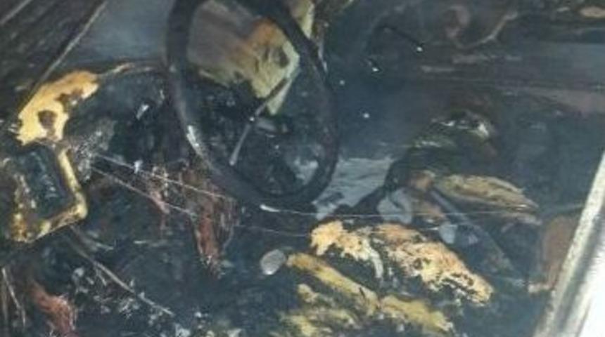 Trafik Işıklarında Bekleyen Otomobil Yandı