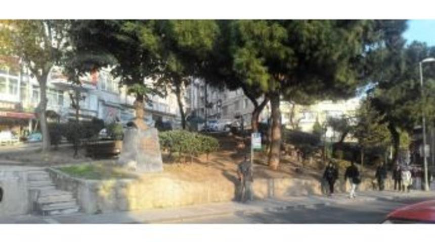 İzmit Parklarında Bakım S&uuml;r&uuml;yor