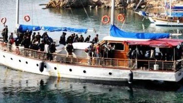 Teknenin Motoru Çalıştıramayan 90 Mülteci Yakalandı