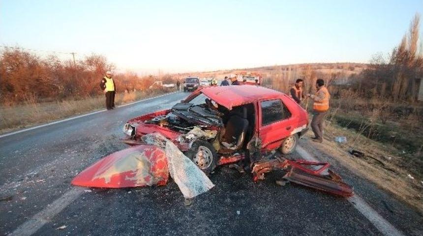 Otomobille Minibüs Çarpıştı 5 Kişi Yaralandı