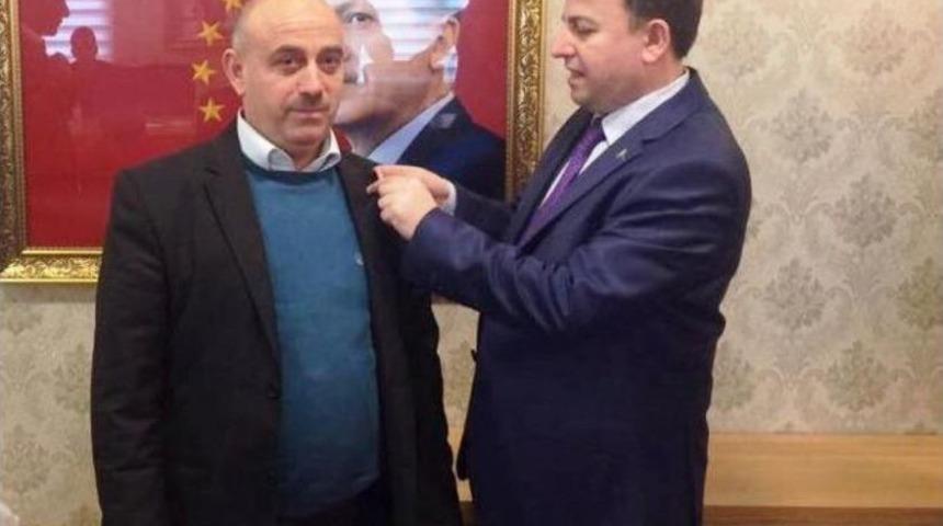 40 Kişiye Parti Rozeti Takıldı