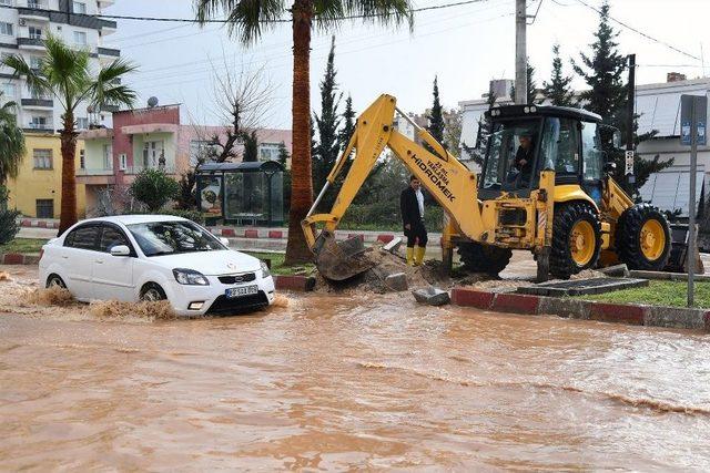 Mersin’de Sağanak Yağış Etkili Oldu