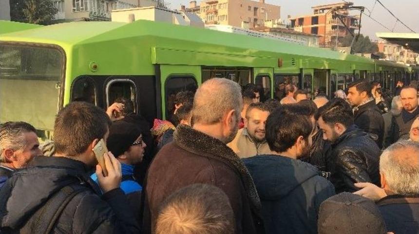 Bursa&rsquo;da Metro Yolda Kaldı, Sınav Ve İşe Ge&ccedil; Kalan Vatandaşlar İsyan Etti