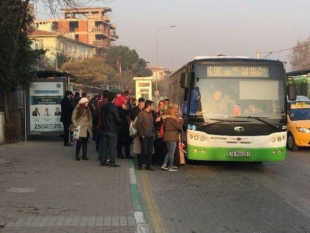 Bursa’da Metro Yolda Kaldı, Sınav Ve İşe Geç Kalan Vatandaşlar İsyan Etti