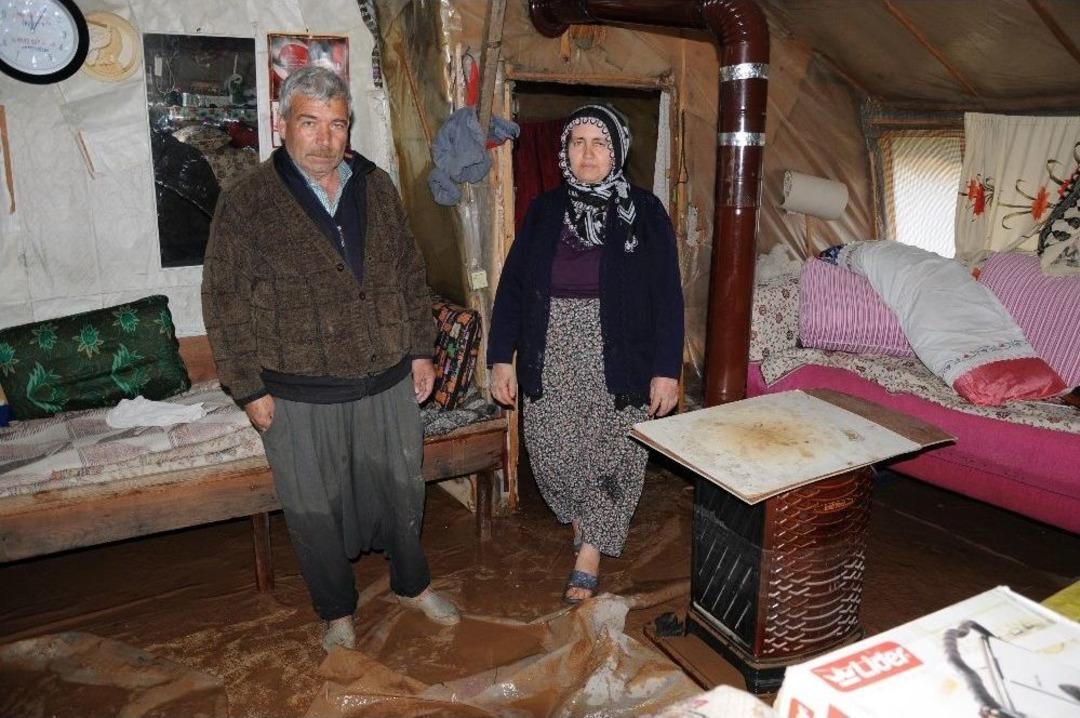 Mersin&rsquo;de Evlerini Su Basan Aileler Mağdur Oldu