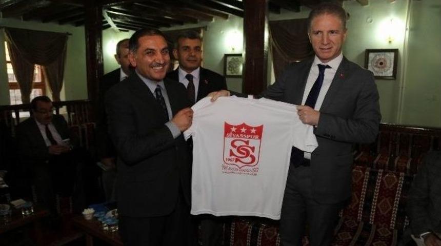 Vali G&uuml;l, Okul M&uuml;d&uuml;rleriyle Bir Araya Geldi