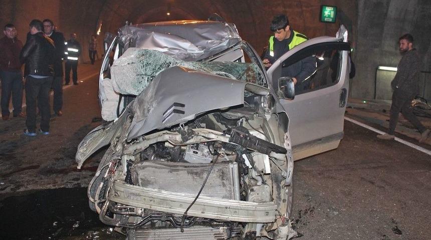 Rize&rsquo;de Trafik Kazası: 2 &Ouml;l&uuml;