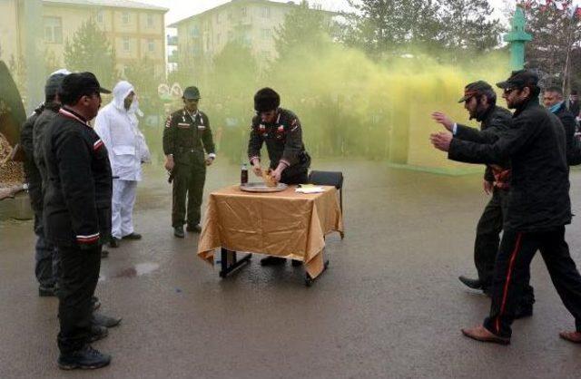 Aşkale'nin Kurtuluş Töreninde Silah Sesleri Çocukları Ağlattı