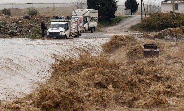 Mersin'de Şiddetli Yağış Nedeniyle Okullar Tatil Edildi (4)