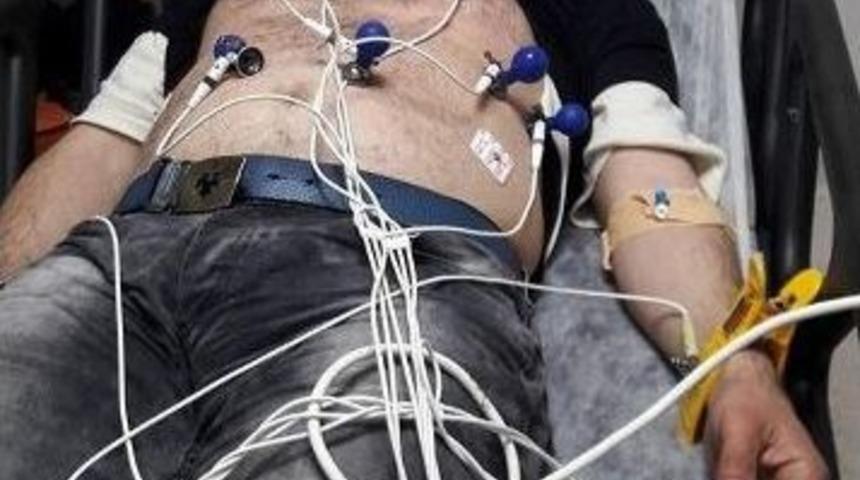 Oturan Adam 172 Saatin Sonunda Fenalaşarak Hastaneye Kaldırıldı