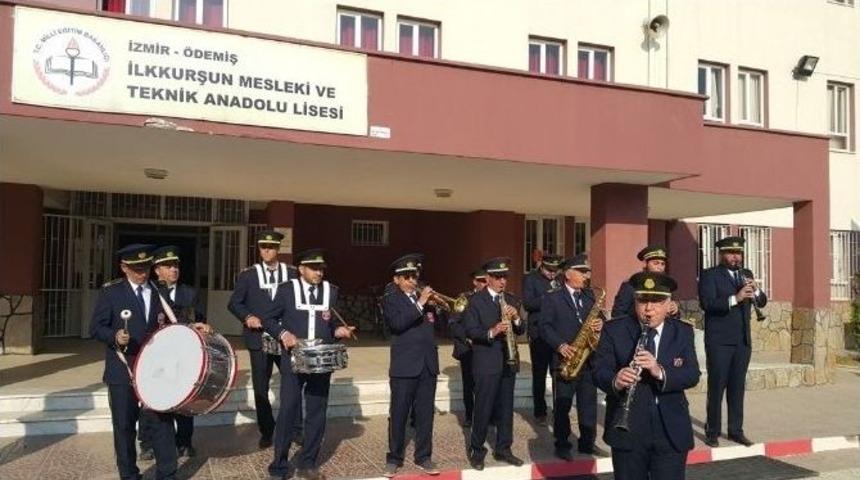 &Ouml;demiş Belediye Bandosundan &Ouml;ğrencilere Her Hafta Mini Konser