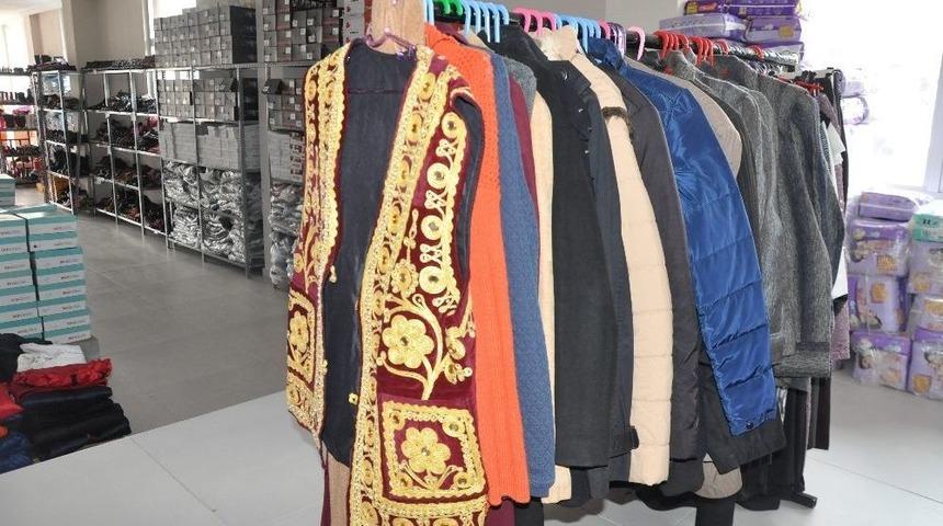 Depremzedelerin İhtiya&ccedil;ları Yardım B&uuml;rosundan Karşılanıyor