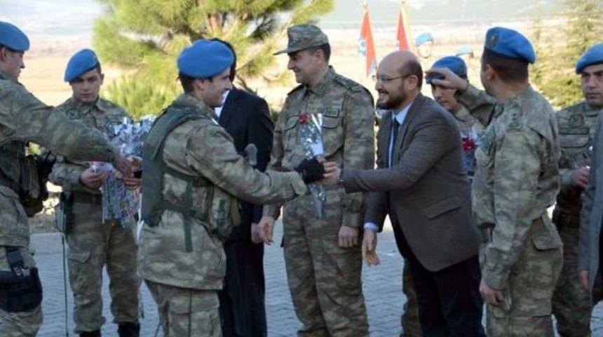 Niksar'a Dönen Komandolar Çiçeklerle Karşılandı