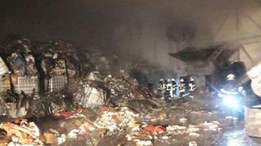 Geri D&ouml;n&uuml;ş&uuml;m Fabrikasında Atıklar Yandı